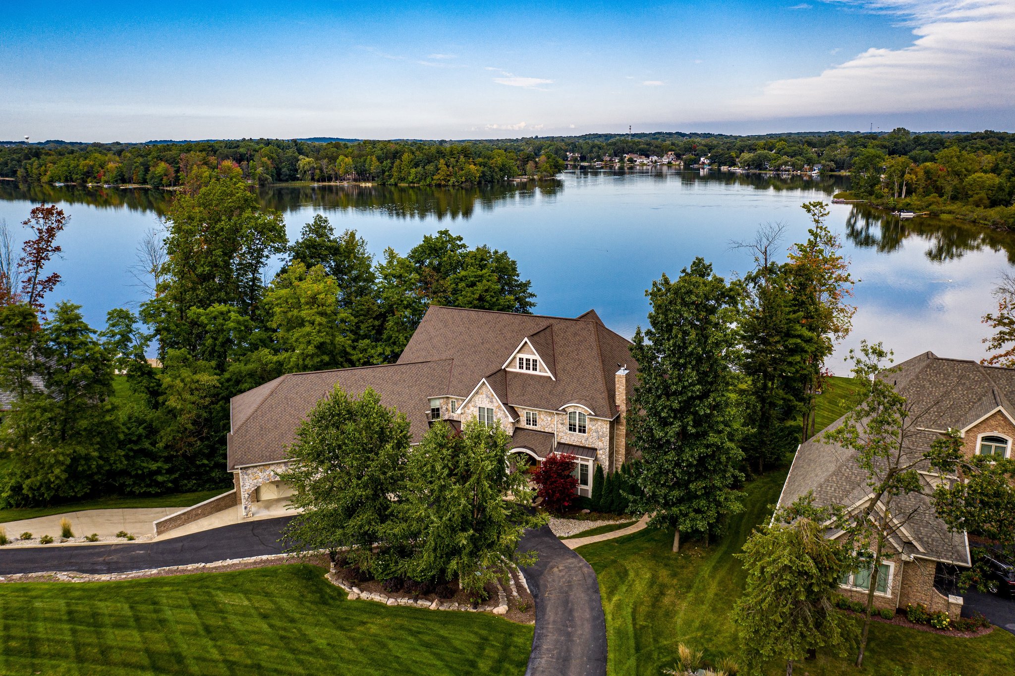 An aerial view of the beautiful Pine Creek neighborhood