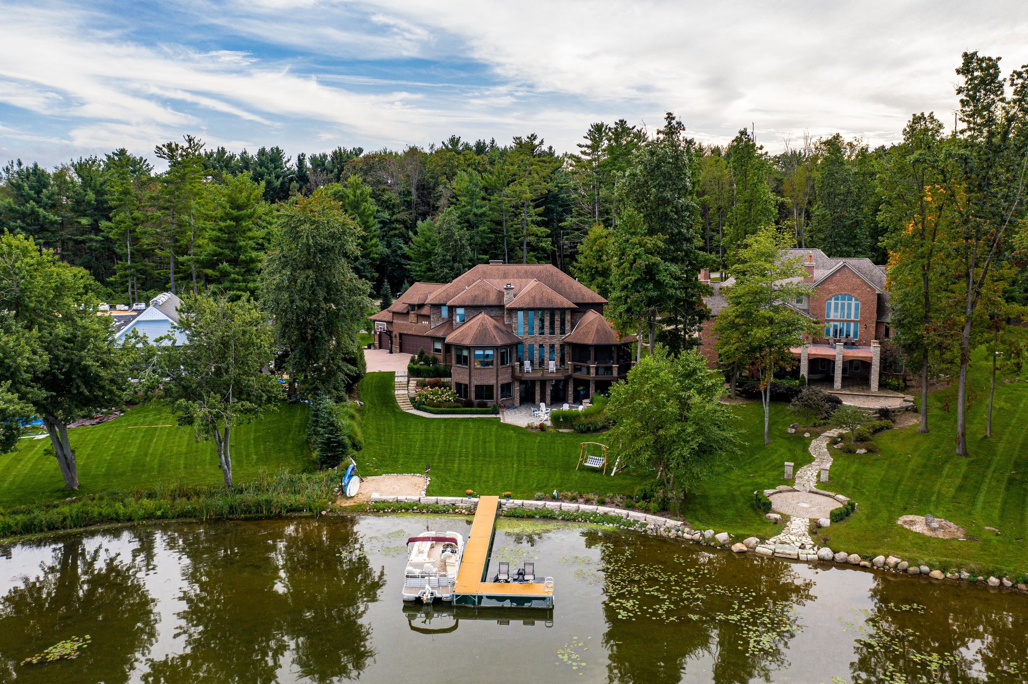 An aerial view of the beautiful Pine Creek neighborhood